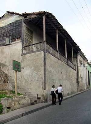 Foto 5: Casa da etapa colonial com fachada de corredor