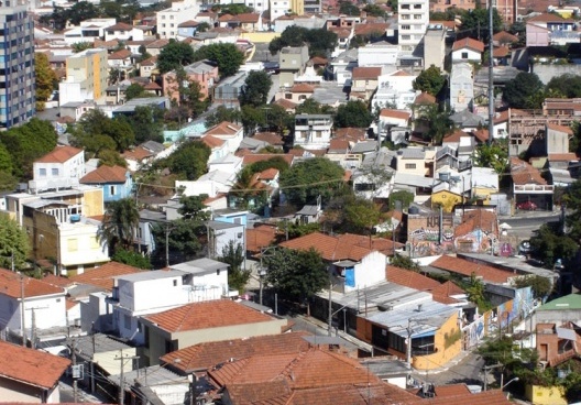 Entre o casario corre um afluente do rio Verde<br />Foto Vladimir Bartalini