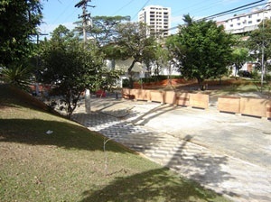 Caminho do córrego: praças Jacques Bellange e General Oliveira Álvares<br />Foto Vladimir Bartalini