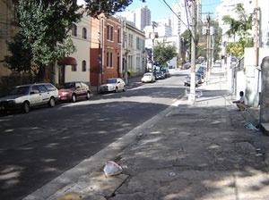 No vão entre sobrados, a Travessa dos Arquitetos que acolhe o ribeirão canalizado<br />Foto Vladimir Bartalini