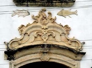 Detalhe da cantaria da porta principal da igreja de Nossa Senhora do Rosário dos Pretos, Goiana, 1836<br />Foto do autor, 2004