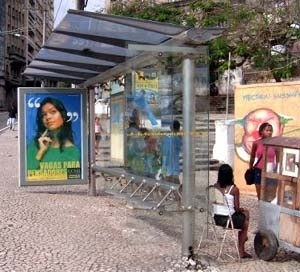 Figura 2 – Modelo Grimshaw, da Cemusa, defronte à Praça Castro Alves<br />Foto do autor