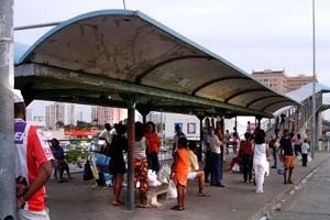 Figura 8 – Abrigo conjugado a passarela, modelo da FAEC, na Av. Paralela<br />Foto do autor