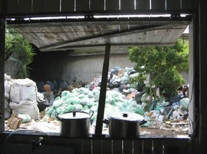 Proximidade entre o espaço de preparo de alimentos e o local de armazenagem do lixo. Ao fundo a entrada do túnel
