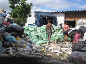Foto tirada da boca do túnel em direção ao local de acumulo de material à espera de separação