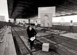 Masp em construção. Lina Bo Bardi ao lado da pintura "O escolar", de Van Gogh<br />Foto Lew Parrela 
