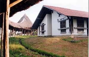 Figura 17 – Casa Lar, mostrando a fachada leste. Notar reentrância na parede para captação das brisas<br />Foto Mirian Keiko Ito Rovo